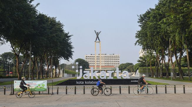 Warga bersepeda di kawasan Lapangan Banteng, Jakarta, Minggu (18/7/2021).  ANTARA FOTO/M Risyal Hidayat