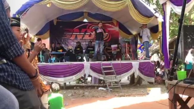 Viral Pesta Dangdutan Warga Sampang Lolos dari Pantauan Satgas Covid