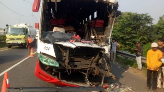 Kebut-kebutan di Tol Bus Murni Tubruk Arimbi, Penumpang Luka Berat