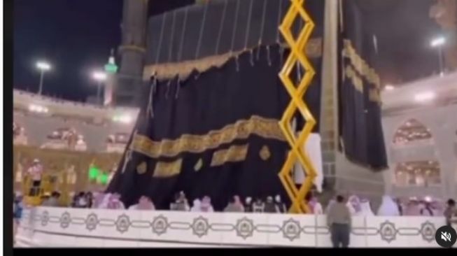 Pergantian kiswah Ka'bah yang diunggah Arie Untung. [Instagram]