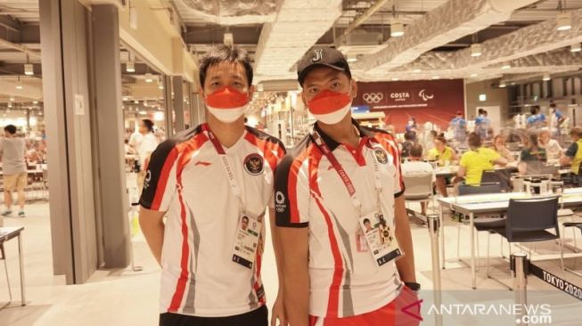 Pebulu tangkis ganda putra Indonesia Hendra Setiawan (kiri) dan pemain ganda campuran Praveen Jordan berfoto bersama setibanya mereka di Kampung Atlet Olimpiade, Tokyo, Senin (19/7/2021). ANTARA/HO-KOI