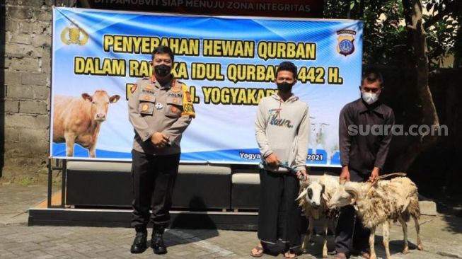 Simbolis penyerahan hewan kurban oleh Polda DIY kepada masyarakat di halaman Masjid Babussalam Polda DIY, Senin (19/7/2021). - (SuaraJogja.id/HO-Polda DIY)