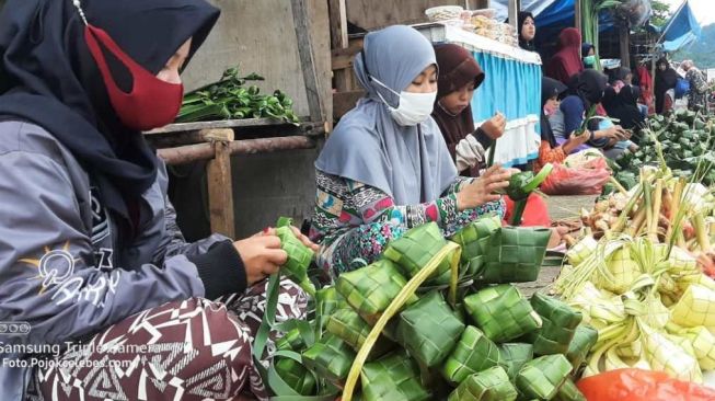 Jelang Idul Adha Kawasan Pasar Baru Mamuju Diwarnai Pengrajin Ketupat