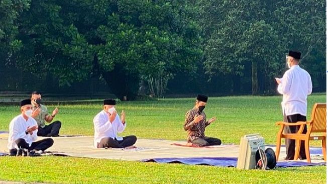 Jokowi Salat Id Idul Adha di Halaman Istana Bogor, Diimami  Paspampres