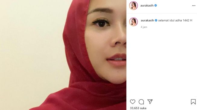 Potret Aura Kasih berkerudung. (Instagram/@aurakasih)