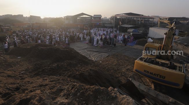 Umat Islam melaksanakan shalat Idul Adha 1442 H di kawasan Pangkalan Pasir Kalibaru, Cilincing, Jakarta, Selasa (20/7/2021). [Suara.com/Angga Budhiyanto]