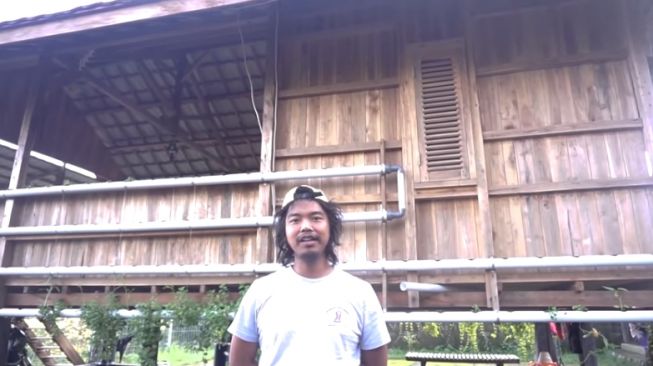 Rumah di tengah hutan Dodit Mulyanto. [YouTube/Dodit Mulyanto]