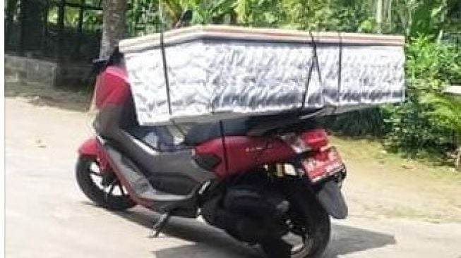 Bikin Haru! Warganya Meninggal, Kades di Klaten Angkut Peti Jenazah Pakai Motor Dinas