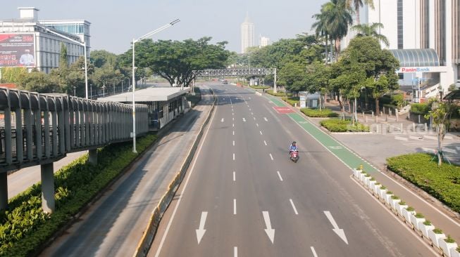 Suasanan Lengangnya kawasan Sudirman, Jakarta Pusat, Selasa (20/7/2021). [Suara.com/Alfian Winanto]