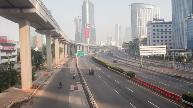 Suasanan Lengangnya kawasan Gatot Subroto, Jakarta Selatan, Selasa (20/7/2021). [Suara.com/Alfian Winanto]