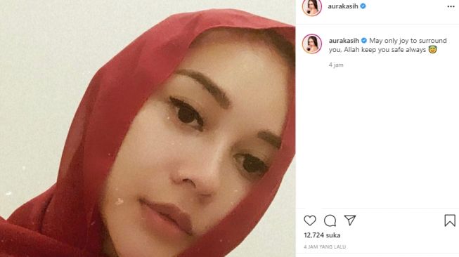 Potret Aura Kasih berkerudung. (Instagram/@aurakasih)