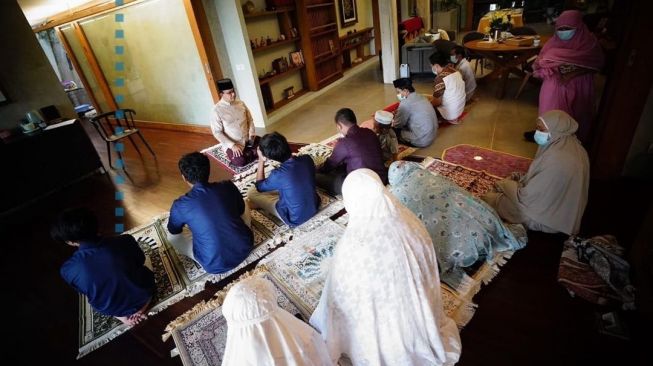 Gubernur DKI Jakarta Anies Baswedan melaksanakan Salat Idul Adha 1442 H bersama keluarganya di kediamannya, Selasa (20/7/2021). [Instagram@aniesbaswedan]