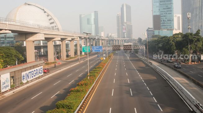 Suasanan Lengangnya kawasan Gatot Subroto, Jakarta Selatan, Selasa (20/7/2021). [Suara.com/Alfian Winanto]