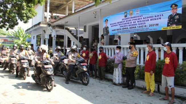 Cegah Kerumunan, Anggota Polres Kediri Kota Motoran Bagikan Daging Kurban Idul Adha