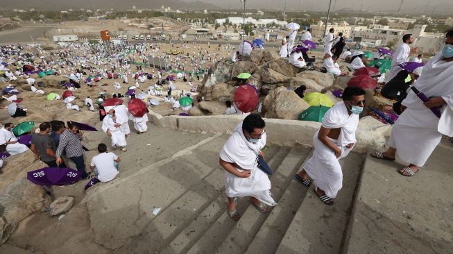 Jamaah di Jabal Rahmah saat berwukuf di Padang Arafah, Mekah, Arab Saudi (19/7/2021).  [AFP/Photo]