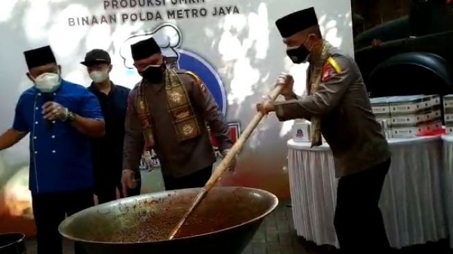 Polda Metro Gandeng RM Padang Buat Masak Rendang untuk Warga yang Isoman