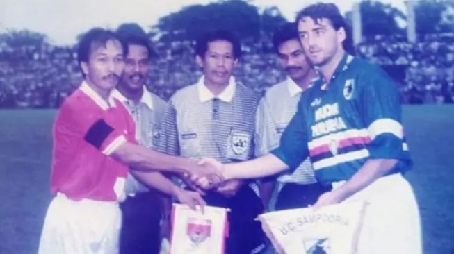 Roberto Mancini (kanan) saat menjadi kapten Sampdoria dalam laga eksibisi menghadapi Timnas Indonesia di Stadion Teladan, Medan, 6 Juni 1996. [dok. Digtara]