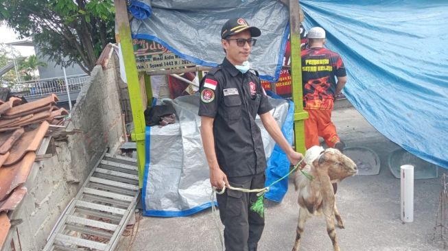 Kapolres Metro Jaktim Serahkan Hewan Kurban untuk Bang Japar