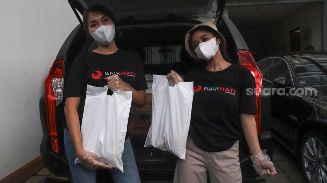 Lucinta Luna Bagi-bagi Daging Kurban dan Sembako, Ternyata Ini Motivasinya