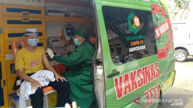 Petugas kesehatan memberikan pelayanan vaksinasi Covid-19 di dalam mobil vaksinasi di kompleks Pondok Pesantren Nurul Iman, Kecamatan Parung, Kabupaten Bogor, Jawa Barat, Senin (19/7/2021) (ANTARA/HO-Pemkab Bogor) 