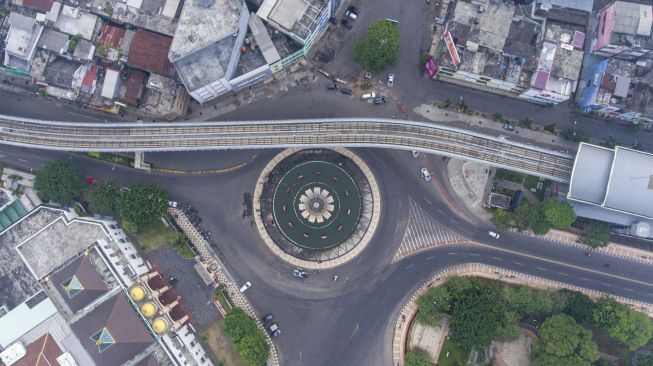 Foto udara suasana lalu lintas pada pagi hari Idul Adha 1442 H di Bundaran Air Mancur (BAM) Masjid Agung Palembang, Sumatera Selatan, Selasa (20/7/2021).  ANTARA FOTO/Nova Wahyudi