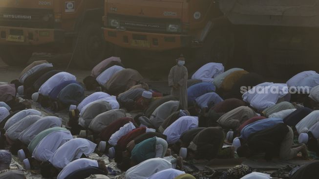 Umat Islam melaksanakan shalat Idul Adha 1442 H di kawasan Pangkalan Pasir Kalibaru, Cilincing, Jakarta, Selasa (20/7/2021). [Suara.com/Angga Budhiyanto]