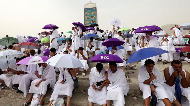 Jamaah di Jabal Rahmah saat berwukuf di Padang Arafah, Mekah, Arab Saudi (19/7/2021).  [AFP/Photo]