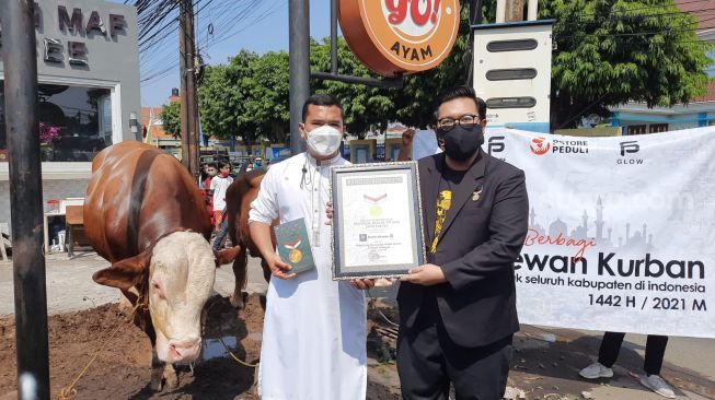 Berkurban 1.100 sapi dan kambing, Putra Siregar meraih rekor MURI. [Ismail/Suara.com]