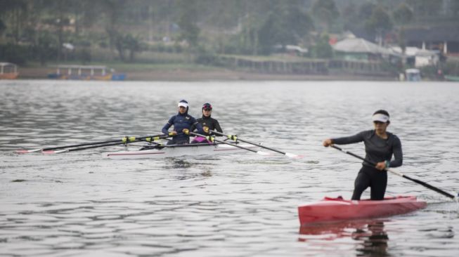 Atlet Dayung Rowing Melani Putri (kiri) dan Mutiara Rahma Putri (kedua kiri) menjalani sesi latihan di air zona E tempo 20 di Pemusatan Latihan Nasional Dayung di Situ Cileunca, Pangalengan, Kabupaten Bandung, Jawa Barat, Kamis (10/6/2021). ANTARA FOTO/M Agung Rajasa/foc.