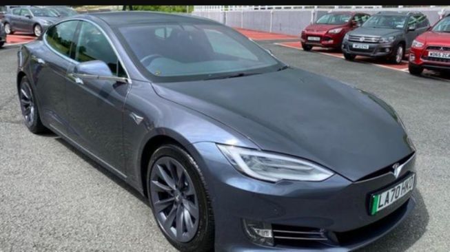 Tesla Model S milik Pangeran Charles dijual (Carbuzz)