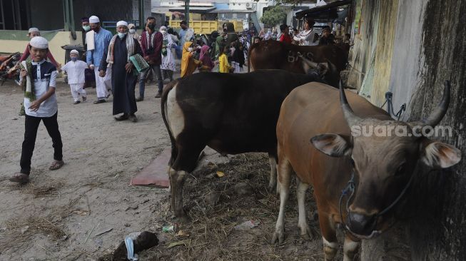 Umat Islam berjalan usai melaksanakan shalat Idul Adha 1442 H di kawasan Pangkalan Pasir Kalibaru, Cilincing, Jakarta, Selasa (20/7/2021). [Suara.com/Angga Budhiyanto]