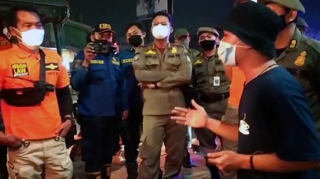 Viral Oknum Satpol PP Tangsel Bentak dan Ancam Pemilik Angkringan Saat Razia PPKM