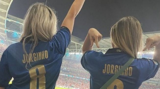 Dua wanita dukung Jorginho di final Euro 2020. (Twitter/@FootballFunnnys)