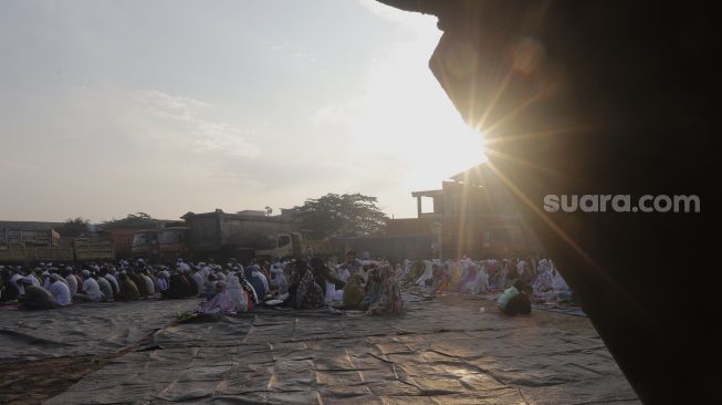 Umat Islam melaksanakan shalat Idul Adha 1442 H di kawasan Pangkalan Pasir Kalibaru, Cilincing, Jakarta, Selasa (20/7/2021). [Suara.com/Angga Budhiyanto]