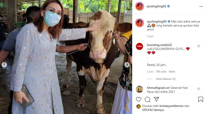 Potret kompak keluarga Ayu Ting Ting saat Idul Adhal 2021 [Instagram/ayutingting92]