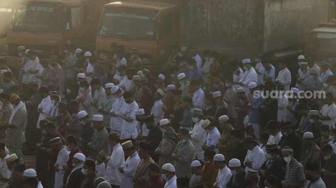 Umat Islam melaksanakan shalat Idul Adha 1442 H di kawasan Pangkalan Pasir Kalibaru, Cilincing, Jakarta, Selasa (20/7/2021). [Suara.com/Angga Budhiyanto]