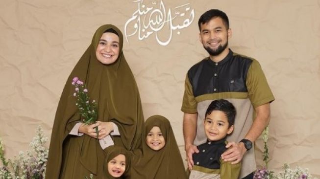 Foto unggahan keluarga Teuku Wisnu dan Shireen Sungkar (Instagram)