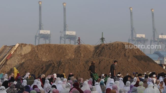 Umat Islam mendengarkan khotbah usai melaksanakan shalat Idul Adha 1442 H di kawasan Pangkalan Pasir Kalibaru, Cilincing, Jakarta, Selasa (20/7/2021). [Suara.com/Angga Budhiyanto]