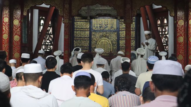 Seorang imam Masjid Niujie membaca doa penutup rangkaian shalat Idul Adha, Beijing, China, Selasa (20/7). ANTARA FOTO/M. Irfan Ilmie