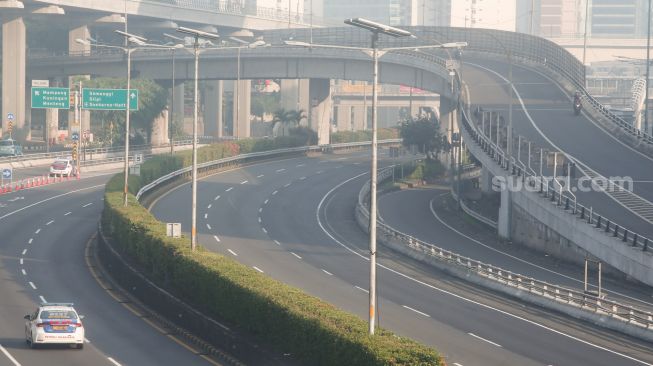 Suasanan Lengangnya kawasan Gatot Subroto, Jakarta Selatan, Selasa (20/7/2021). [Suara.com/Alfian Winanto]