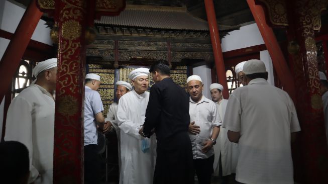 Para imam Masjid Niujie, Beijing, China, menyalami jamaah selepas shalat Idul Adha, Selasa (20/7/2021).  ANTARA FOTO/M. Irfan Ilmie
