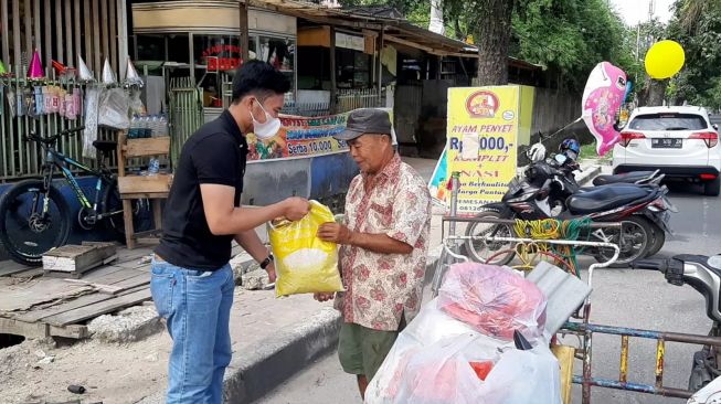 Adzkia Keliling Bagikan Beras Kepada Warga di Medan