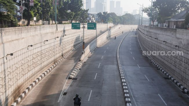 Suasanan Lengangnya kolong Fly Over Mampang, Jakarta Selatan, Selasa (20/7/2021). [Suara.com/Alfian Winanto]