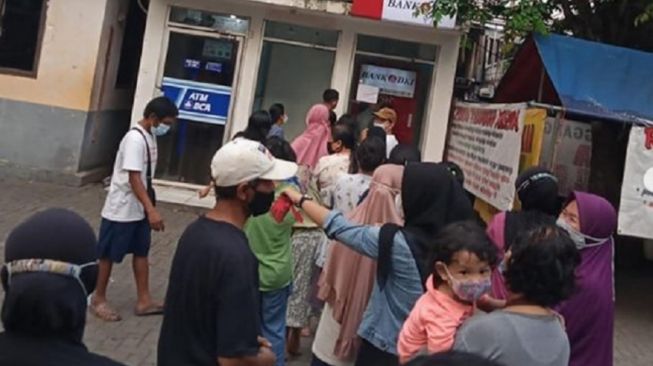 Bansos Tunai Cair, Viral Warga Jakarta Antre di Gerai ATM (Instagram)