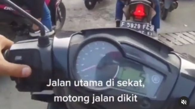 Duh! Dijaga Petugas, Penyekatan PPKM Darurat di Jalan Ini Pengendara Masih Bebas Masuk