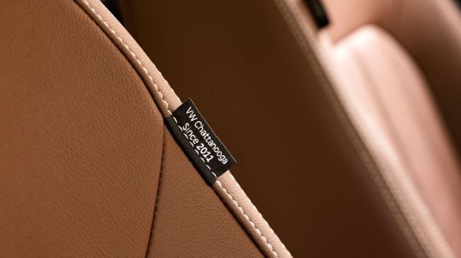 VW Passat 2022 Limited Edition bagian interior. Jok khusus dilengkapi pemanas listrik, dijahit  label "... dari 1973" (sesuai nomor pembuatan dari 1973 unit terbatas itu), dan "VW Chattanooga since 2011" [Car and Driver, dari Volkswagen].