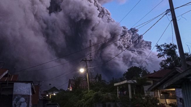 
Sejumlah pengendara melintas di Jalan Karo-Langkat dengan latar belakang Gunung Sinabung yang menyemburkan material vulkanik di Desa Kutarayat, Naman Teran, Karo, Sumatera Utara, Senin (19/7/2021). ANTARA FOTO/Sastrwawan Ginting
