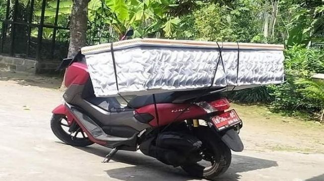 Angkut Peti Mati Mengggunakan Kendaraan Dinas, Kades di Klaten Ini Viral di Media Sosial