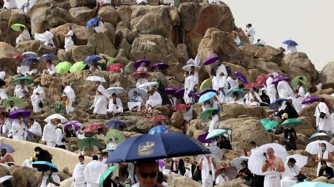 Jamaah di Jabal Rahmah saat berwukuf di Padang Arafah, Mekah, Arab Saudi (19/7/2021).  [AFP/Photo]