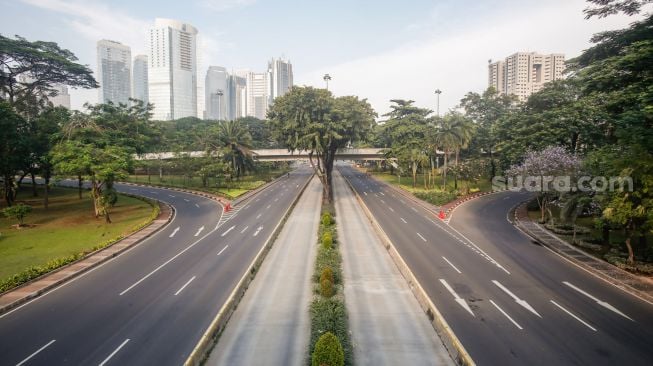 Suasanan Lengangnya kawasan Semanggi, Jakarta Selatan, Selasa (20/7/2021). [Suara.com/Alfian Winanto]